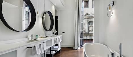 YmpÀristöystÀvÀlliset hygieniatuotteet, kylpytakit, tohvelit, pyyhkeet