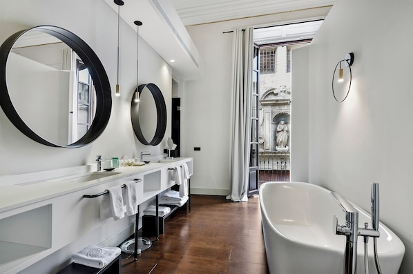 Amenidades de baño ecológicas, batas, pantuflas, toallas