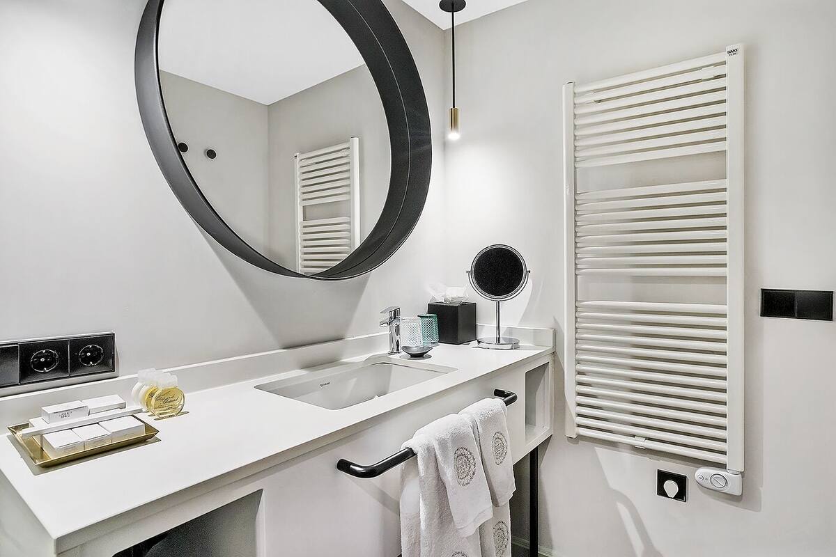 room (singular) | bathroom | eco-friendly toiletries, bathrobes, slippers, towels