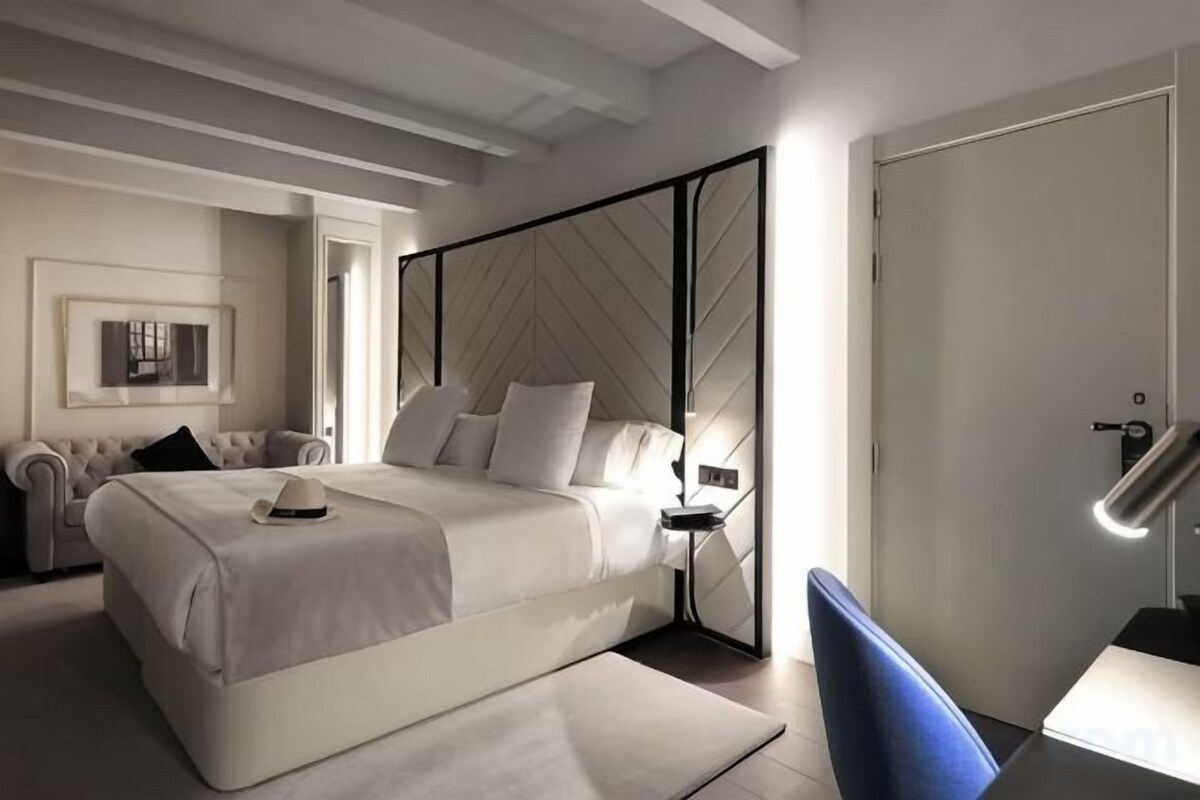 Singular Room