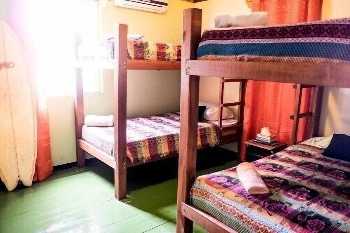 Yhteismajoitus, sekamajoitus, oma kylpyhuone (3 Bunk Beds) | Ilmainen Wi-Fi