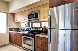 Premium-kattohuoneisto, 2 makuuhuonetta, patio | Yksityinen keittiö | Jääkaappi, mikroaaltouuni, uuni, liesi