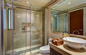 Premium-Penthouse, 2 Schlafzimmer, Terrasse | Badezimmer | Dusche, kostenlose Toilettenartikel, Haartrockner, Handtücher