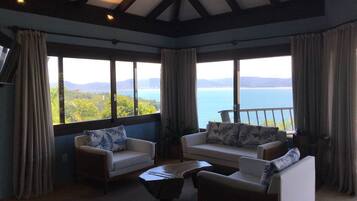 Premium chalet, bubbelbad | Woonruimte | Een 32-inch lcd-televisie met kabelzenders, televisie en een dvd-speler