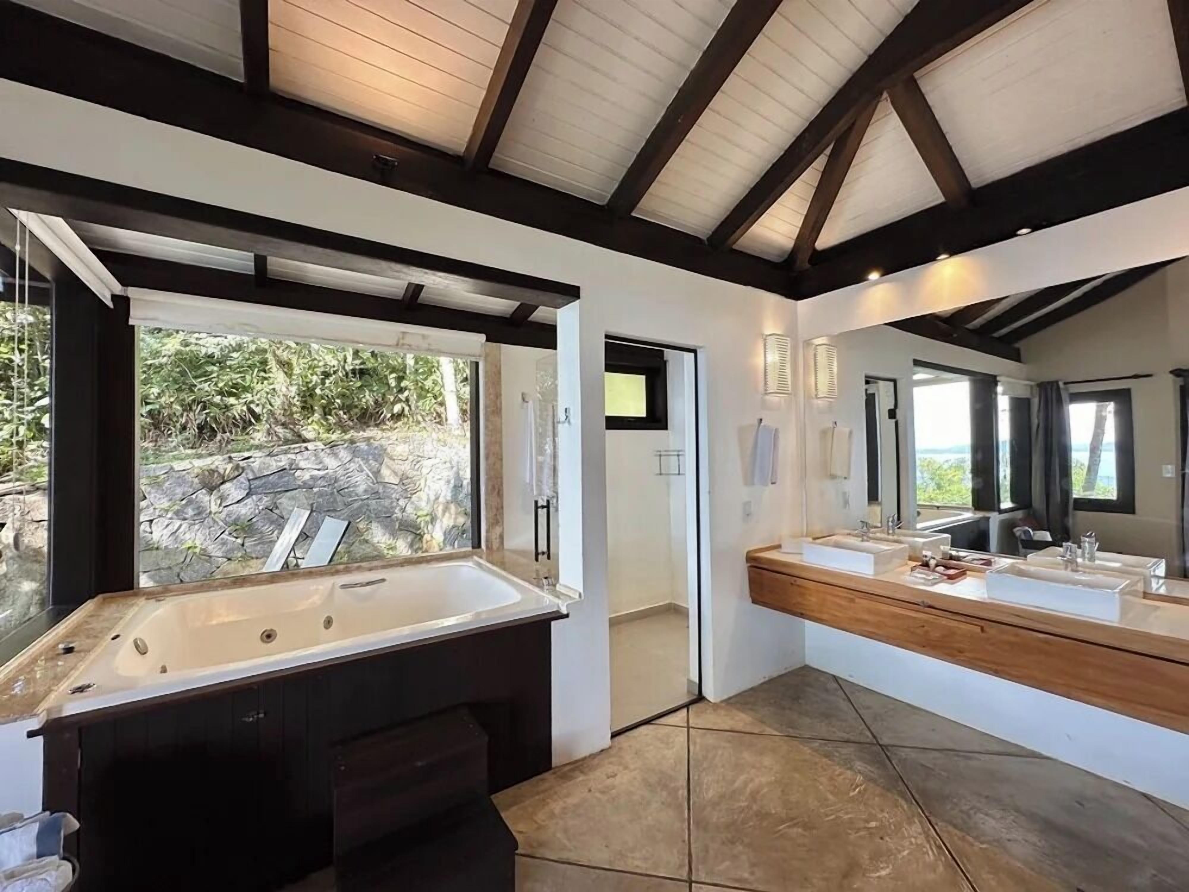 presidential room, hot tub | premium bedding, in-room safe, blackout curtains, free cots/infant beds