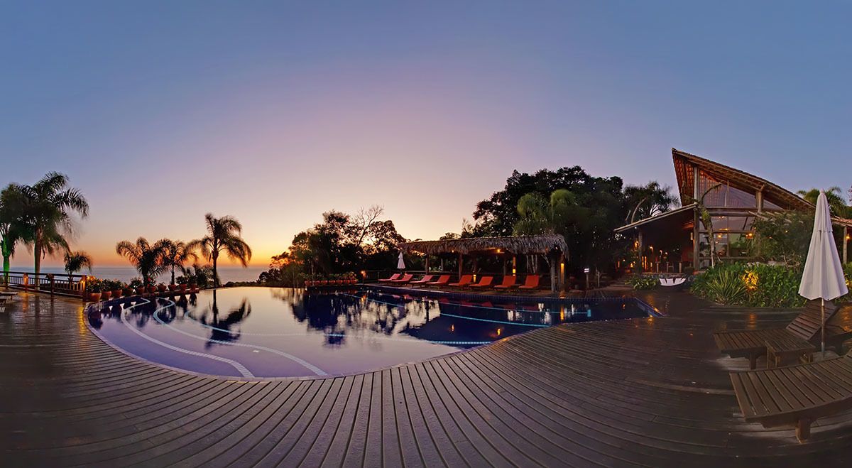 Una piscina al aire libre, tumbonas