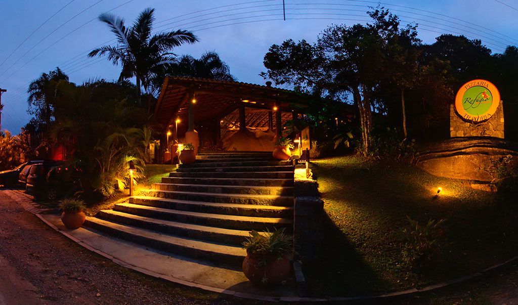 2 restaurants, breakfast, lunch, dinner served; pizza