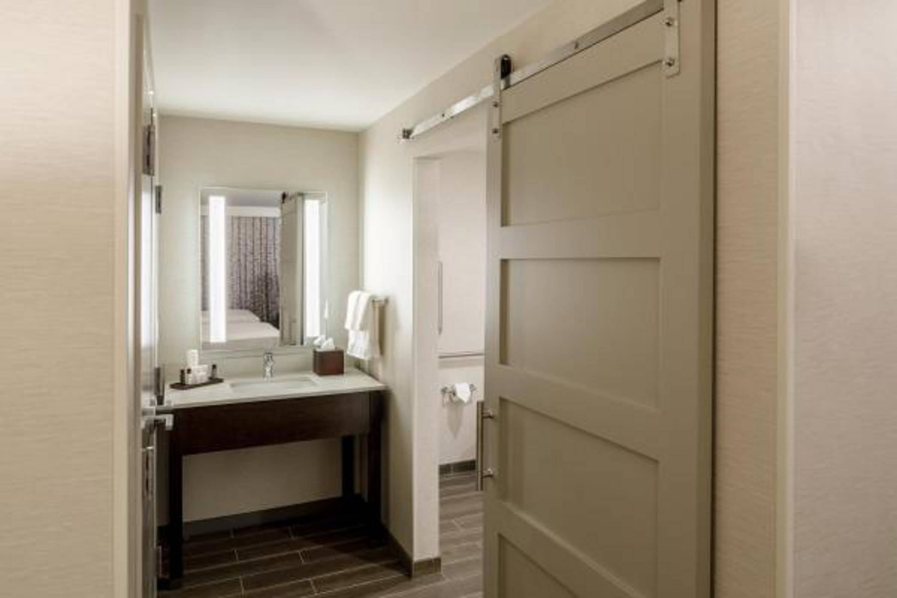 presidential suite, 2 bedrooms | bathroom | free toiletries, hair dryer, towels