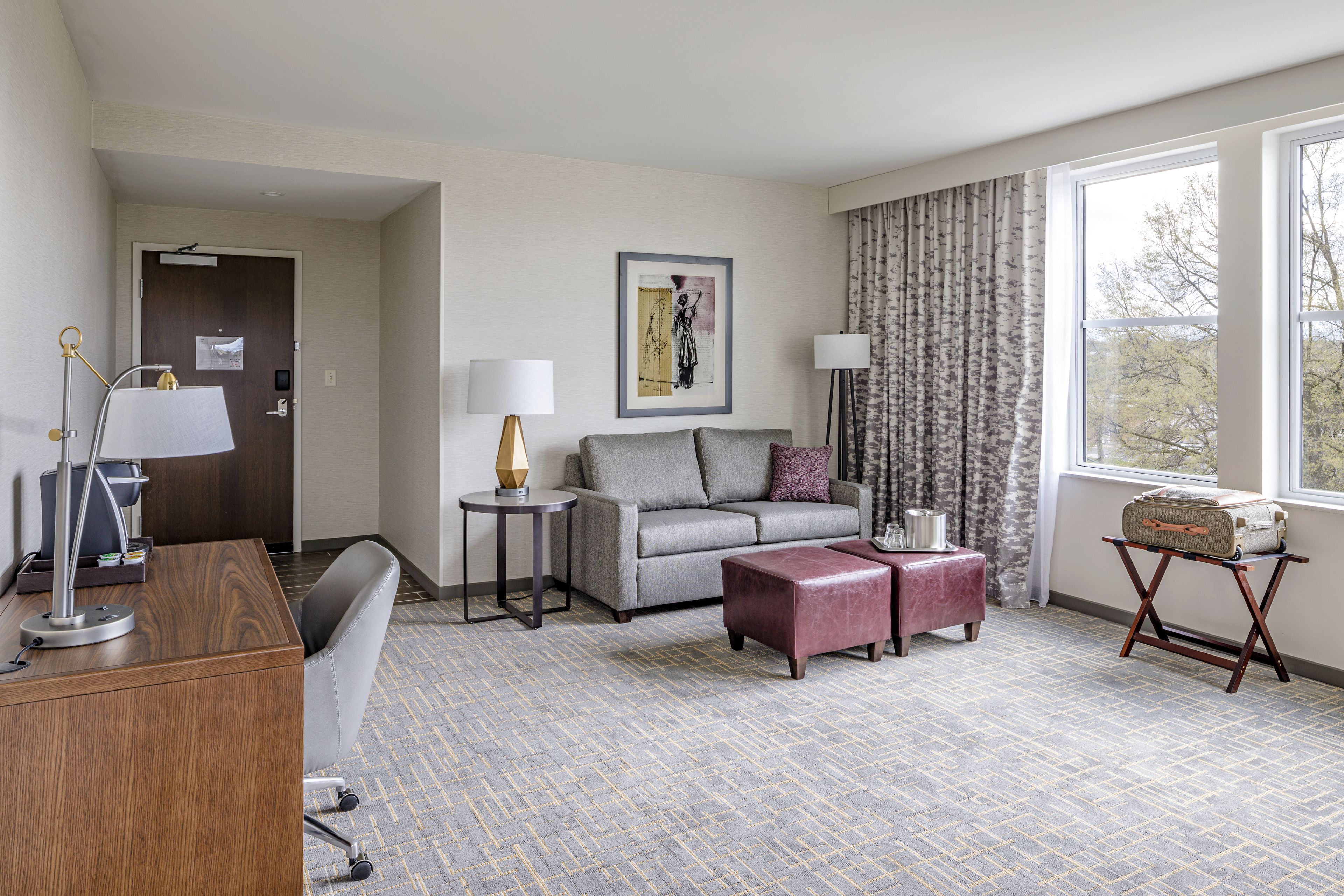 executive suite, 1 king bed | living area | flat-screen tv