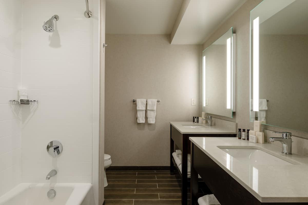 Artículos de tocador gratuitos, secador de pelo, toallas