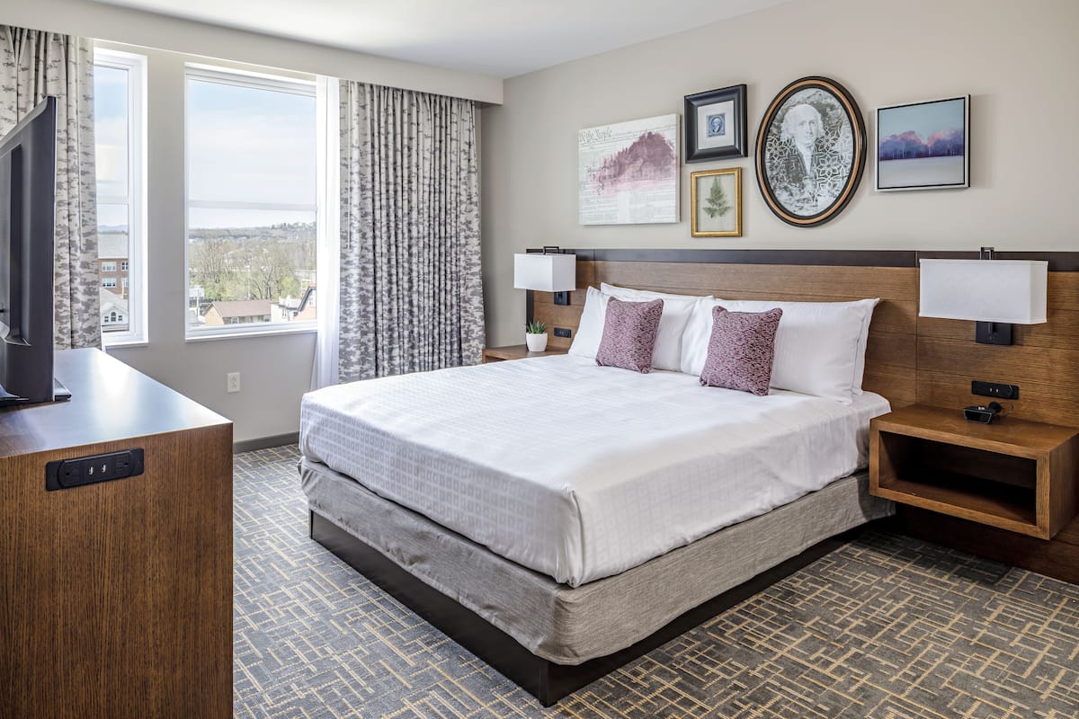 1 bedroom, premium bedding, in-room safe, desk