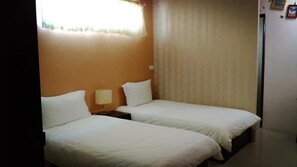 スタンダード ツインルーム | デスク、遮光カーテン、可動式ベッド、WiFi (無料)