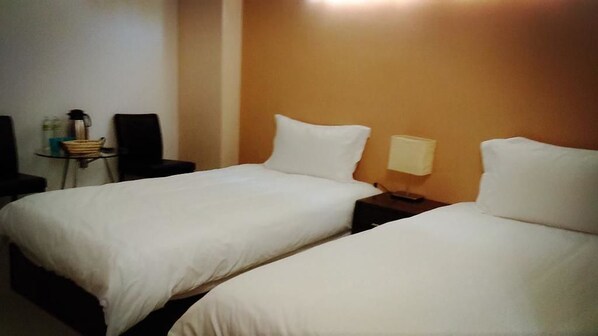 スタンダード ツインルーム | デスク、遮光カーテン、可動式ベッド、WiFi (無料)