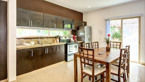 Appartement, 2 chambres | Restauration dans la chambre