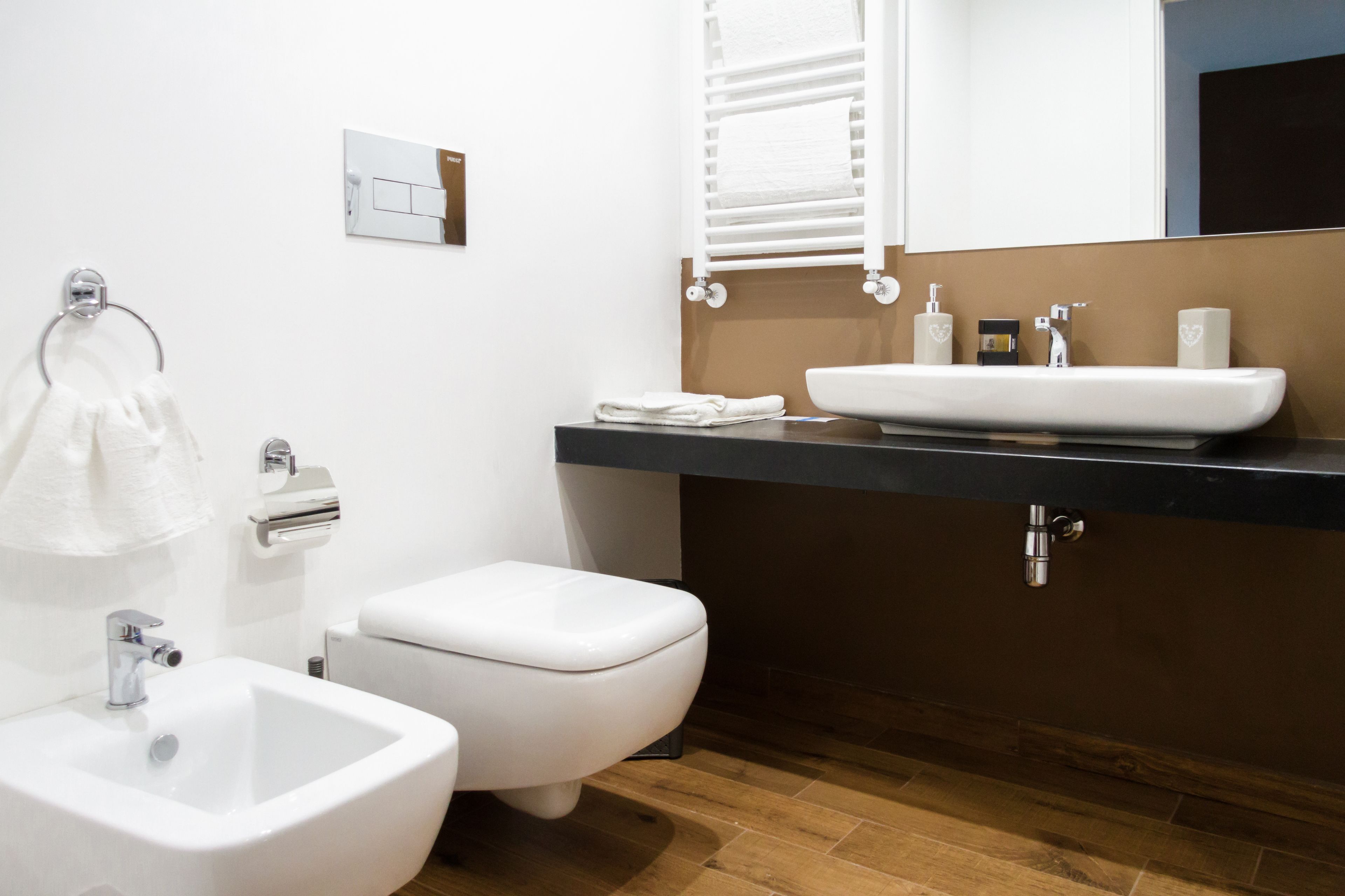 Quarto casal luxo | Banheiro | Chuveiro, produtos de toalete grátis, secador de cabelo 