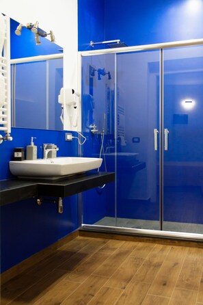 Luxury Quadruple Room | Bathroom | Shower, free toiletries, hair dryer, bathrobes - B&B Stella Maris Sciacca Centro (Sciacca)