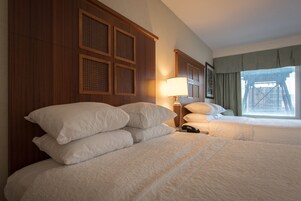 Cofres nos quartos, escrivaninha, cortinas blackout