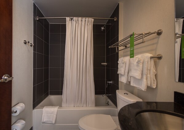 A bathroom with a bathtub, toilet, and sink. - Soho 54 (New York)