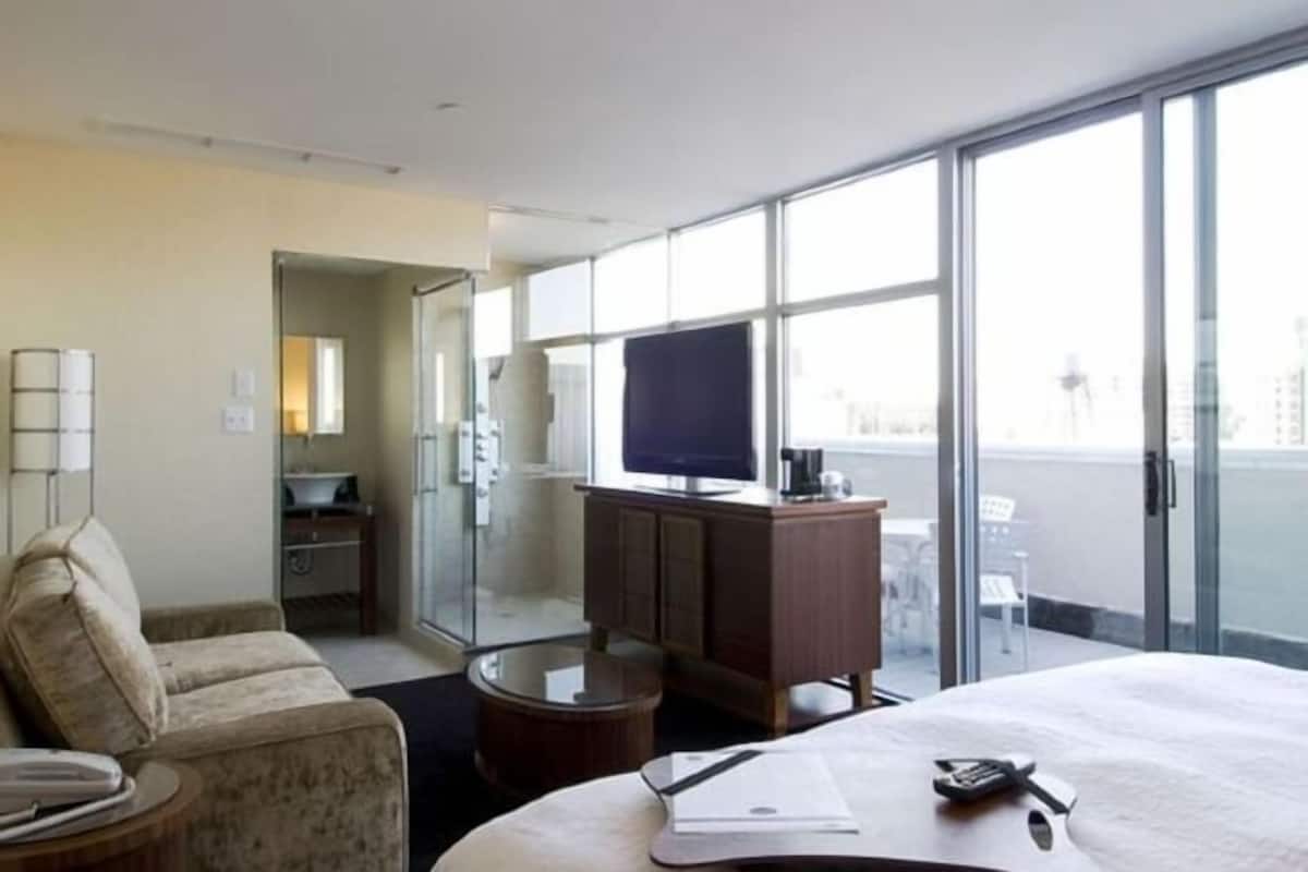 1 sovrum, värdeförvaringsskåp på rummet och skrivbord