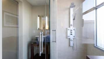 Ducha, artículos de tocador gratuitos, secador de pelo, toallas