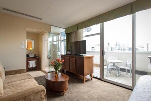 Cofres nos quartos, escrivaninha, cortinas blackout