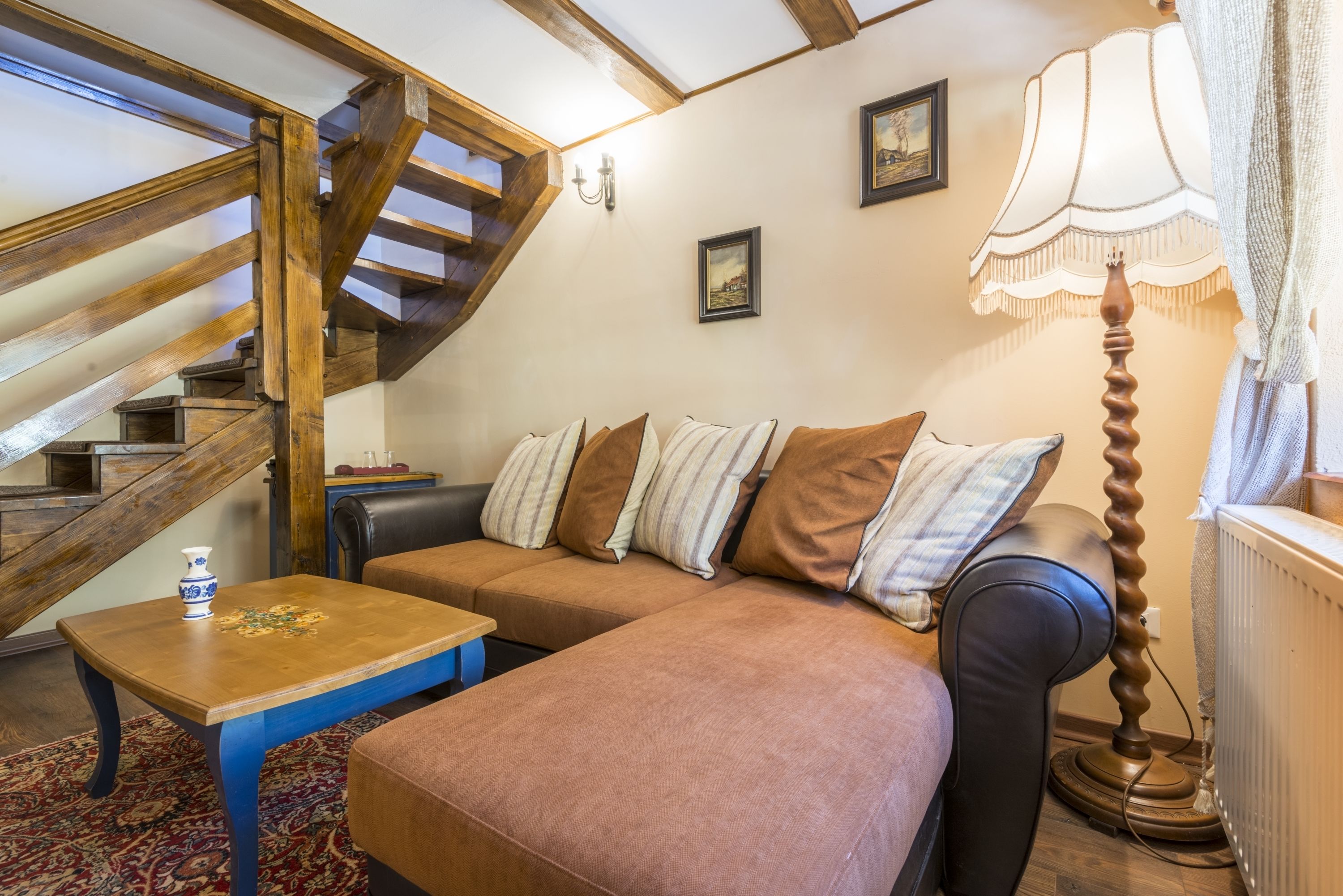 suite | living room | flat-screen tv