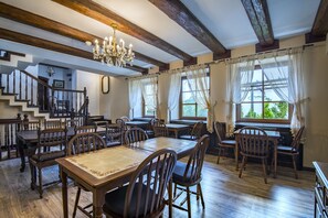 Frühstück, Mittagessen, Abendessen, lokale und internationale Küche 