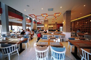 A spacious restaurant with high ceilings, modern lighting, and a variety of seating arrangements. - Sey Beach Hotel & Spa (Alanya)