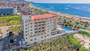 A high-rise hotel with multiple balconies overlooking a beach and the sea. - Sey Beach Hotel & Spa (Alanya)