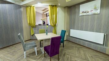 Lunch and dinner served, international cuisine