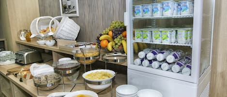 Tägliches Frühstücksbuffet (5 EUR pro Person)