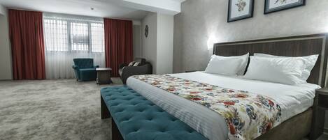 Junior Suite | Minibar, in-room safe, desk, soundproofing