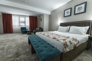 Suite junior | Minibar, caja fuerte, escritorio y sistema de insonorización