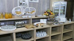 Een ontbijtbuffet met diverse etenswaren en drankjes.