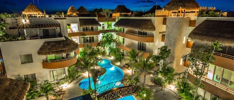 Una piscina al aire libre