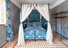 Ropa de cama de alta calidad, escritorio y cortinas blackout 