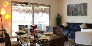 Penthouse, 2 habitaciones | 1 habitación, escritorio y tabla de planchar con plancha 