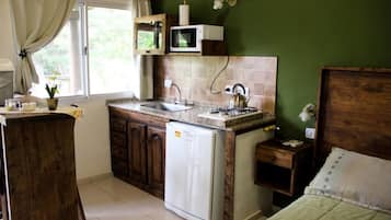 Apartment | Dapur kecil peribadi | Peti sejuk, ketuhar gelombang mikro, dapur, cerek elektrik