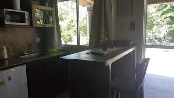 Apartemen | Dapur pribadi | Lemari es, microwave, kompor, dan ketel listrik