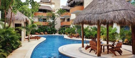 Piscine extérieure, chaises longues