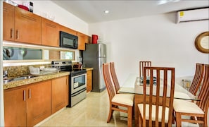 Apartamento, 2 quartos | Cozinha privada | Geladeira grande, micro-ondas, fogão, cooktop