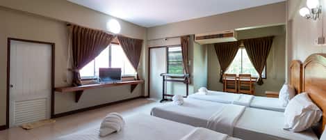 Basic Triple Room | Desk, free WiFi