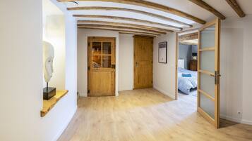 3 habitaciones, tabla de planchar con plancha y cuna de viaje