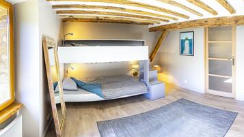 3 habitaciones, tabla de planchar con plancha y cuna de viaje