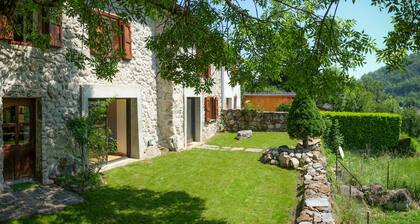 Beautiful renovated stone house with large garden in the heart of the Pyrenees