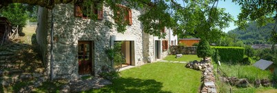 Beautiful renovated stone house with large garden in the heart of the Pyrenees