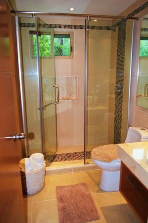Apartment, 2 Schlafzimmer | Badezimmer | Dusche, kostenlose Toilettenartikel, Haartrockner, Handtücher