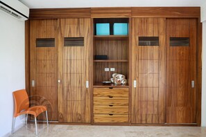 2 chambres, bureau, fer et planche à repasser, lits bébé (gratuits)