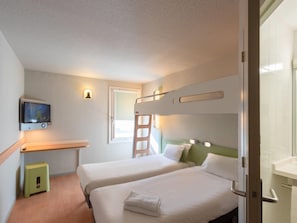 Standard Twin Room, Berbilang Katil | Meja, kalis bunyi, seterika/papan seterika, katil lipat simpan percuma