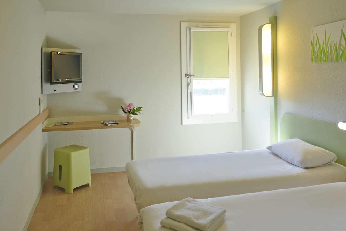 Chambre avec lits jumeaux, 2 lits une place | Bureau, chambres insonorisées, fer et planche à repasser
